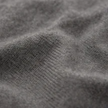 Pull col rond gris — détail macro tissu