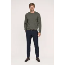 Pull col rond vert olive — vue décontractée porté main en poche