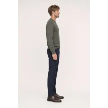Pull col rond vert olive — vue profil porté