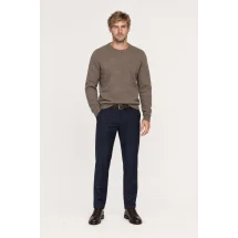 Pull col rond brun — vue décontractée porté main en poche