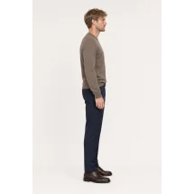 Pull col rond brun — vue profil porté