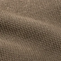 Pull col rond brun — détail macro tissu