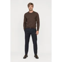 Pull col rond marron — vue décontractée porté main en poche