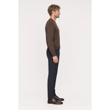 Pull col rond marron — vue profil porté