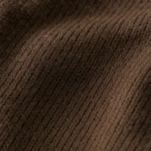 Pull col rond marron — détail macro tissu