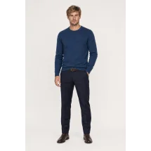 Pull col rond bleu indigo — vue décontractée porté main en poche