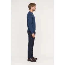 Pull col rond bleu indigo — vue profil porté