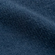 Pull col rond bleu indigo — détail macro tissu