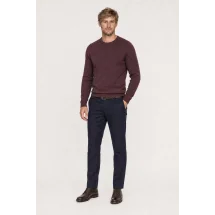 Pull col rond bordeaux — vue décontractée porté main en poche