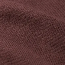 Pull col rond bordeaux — détail macro tissu