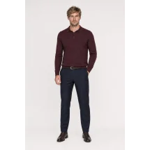 Pull polo manche longue bordeaux — vue décontractée porté main en poche