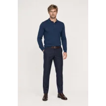 Pull polo manche longue bleu indigo — vue décontractée porté main en poche