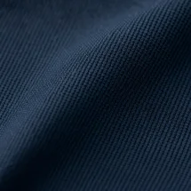 Pull polo manche longue bleu indigo — détail macro tissu