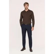 Pull polo manche longue marron — vue décontractée porté main en poche