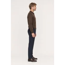 Pull polo manche longue marron — vue profil porté