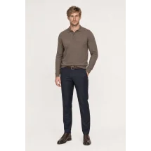 Pull polo manche longue brun — vue décontractée porté main en poche