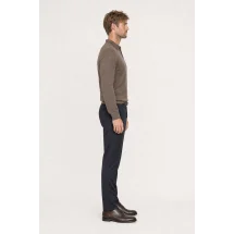 Pull polo manche longue brun — vue profil porté