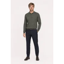 Pull polo manche longue vert olive — vue décontractée porté main en poche