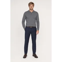 Pull polo manche longue gris — vue décontractée porté main en poche