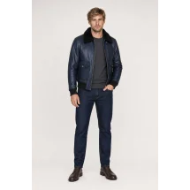 Blouson Cuir bleu nuit G1 Paul — porté veste partiellement ouverte