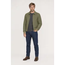 Blouson Nubuck vert kaki clair A2 John — porté veste partiellement ouverte