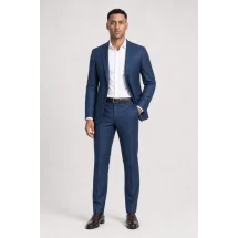 Costume mariage bleu moyen champêtre — porté décontracté veste ouverte