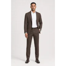 Costume mariage marron champêtre — porté décontracté veste ouverte