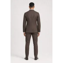 Costume mariage marron champêtre — vue de dos porté
