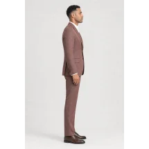 Costume mariage bordeaux clair champêtre — vue profil porté