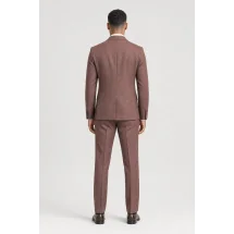 Costume mariage bordeaux clair champêtre — vue de dos porté