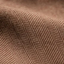 Costume mariage bordeaux clair champêtre — détail macro tissu