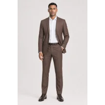 Costume mariage terre battue champêtre — porté décontracté veste ouverte