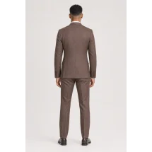 Costume mariage terre battue champêtre — vue de dos porté