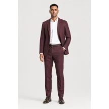 Costume mariage bordeaux champêtre — porté décontracté veste ouverte