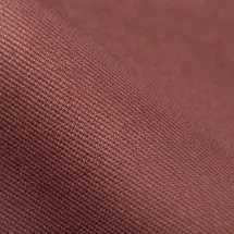 Costume mariage rouge clair champêtre — détail macro tissu