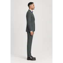 Costume mariage vert tendance champêtre — vue profil porté