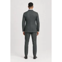 Costume mariage vert tendance champêtre — vue de dos porté