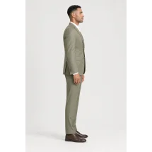 Costume mariage vert clair champêtre — vue profil porté