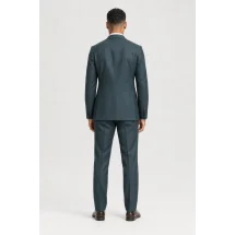 Costume mariage vert paon champêtre — vue de dos porté