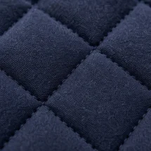 Parka matelassée bleu moyen — détail macro tissu