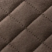Veste matelassée marron — détail macro tissu