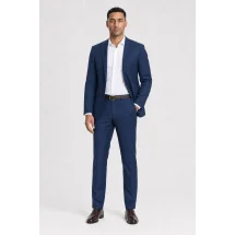Costume mariage bleu intense — porté décontracté veste ouverte