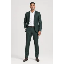 Costume mariage vert olive — porté décontracté veste ouverte