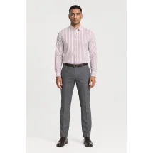 Chemise blanche à double rayure rouge - Style élégant pour hommes — portée face — sur mesure — Costume Privé Paris