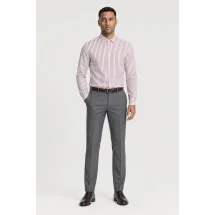 Chemise blanche à double rayure rouge - Style élégant pour hommes — portée veste ouverte décontractée