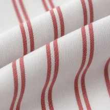 Chemise blanche à double rayure rouge - Style élégant pour hommes — détail macro tissu et col