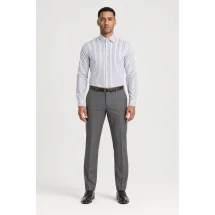 Chemise blanche à double rayure bleue - Style élégant pour hommes — portée face — sur mesure — Costume Privé Paris