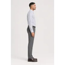 Chemise blanche à double rayure bleue - Style élégant pour hommes — vue profil portée