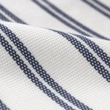 Chemise blanche à double rayure bleue - Style élégant pour hommes — détail macro tissu et col