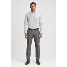 Chemise blanche à double rayure verte - Style élégant pour hommes — portée face — sur mesure — Costume Privé Paris